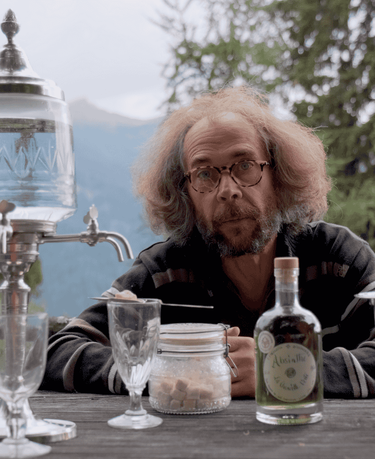 Portrait de Matthieu Frécon dans sa distillerie