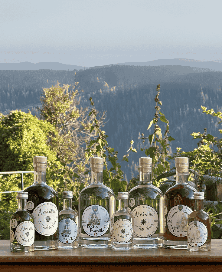 Bouteilles de spiritueux de la Distillerie de Bagnes devant les montagnes